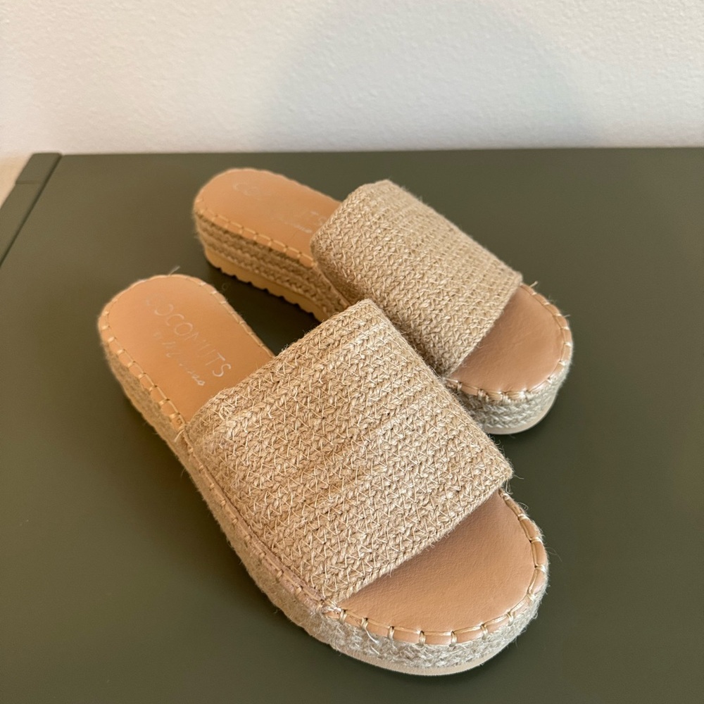 Coconuts by Matisse Tan Woven Platform Sandals - Picture 4 of 5